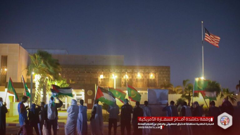 شباب المبادرة الطلابية ينظمون وقفة احتجاجية تنديدا بالمجازر التي يرتكبها الاحتلال