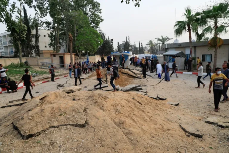 استشهاد عائلة في غارات ليلية على مخيم للنازحين بخان يونس