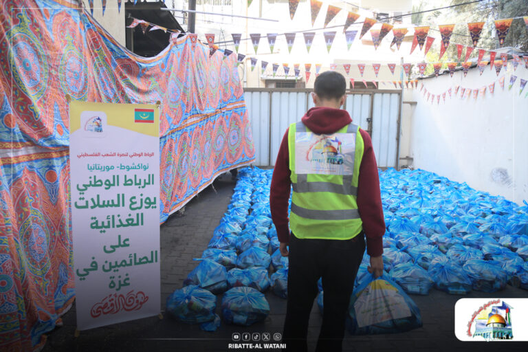 الرباط  الوطني يوزع إفطارات على الصائمين في غــــــزةرمضان
