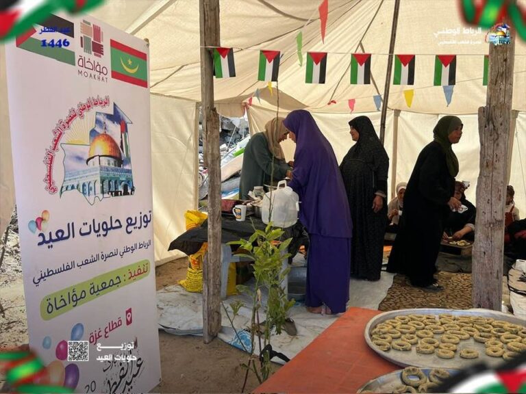 الرباط الوطني لنصرة الشعب يقسم حلويات العيد على الأسر النازحــة